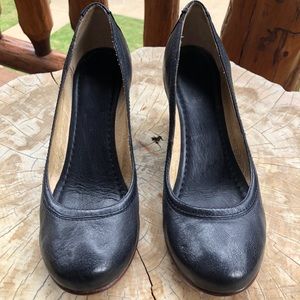Frye Carson Navy Blue Leather Wedge Pump US 6.5B.